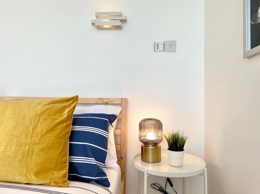 Seaside Panorama Retreat: Beachfront Comfort for Four Bournemouth Exterior photo