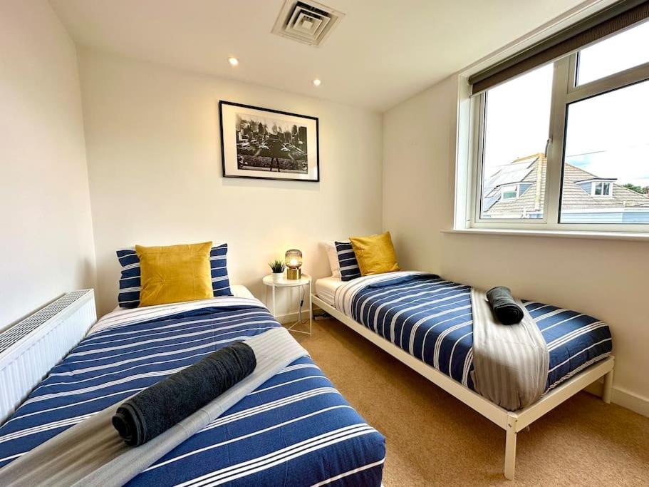 Seaside Panorama Retreat: Beachfront Comfort for Four Bournemouth Exterior photo