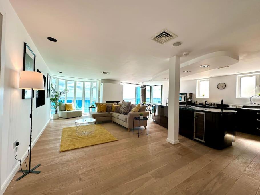 Seaside Panorama Retreat: Beachfront Comfort for Four Bournemouth Exterior photo