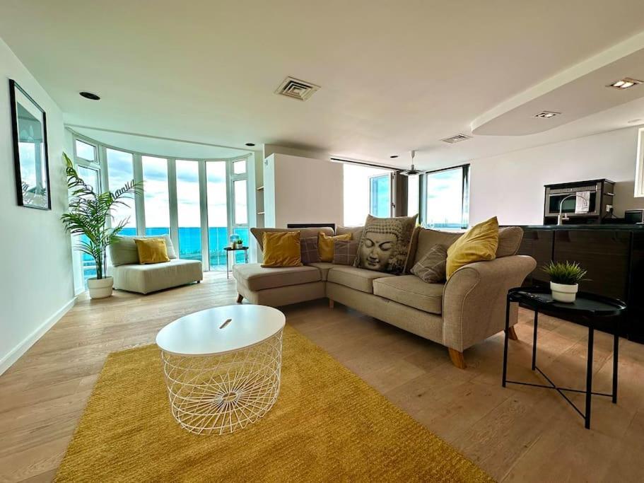 Seaside Panorama Retreat: Beachfront Comfort for Four Bournemouth Exterior photo