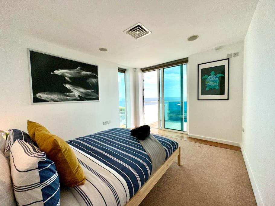 Seaside Panorama Retreat: Beachfront Comfort for Four Bournemouth Exterior photo
