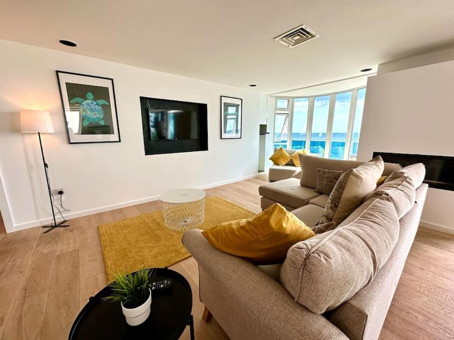 Seaside Panorama Retreat: Beachfront Comfort for Four Bournemouth Exterior photo