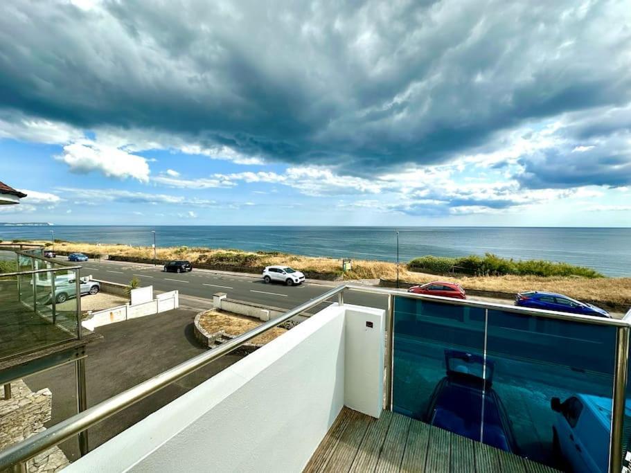 Seaside Panorama Retreat: Beachfront Comfort for Four Bournemouth Exterior photo