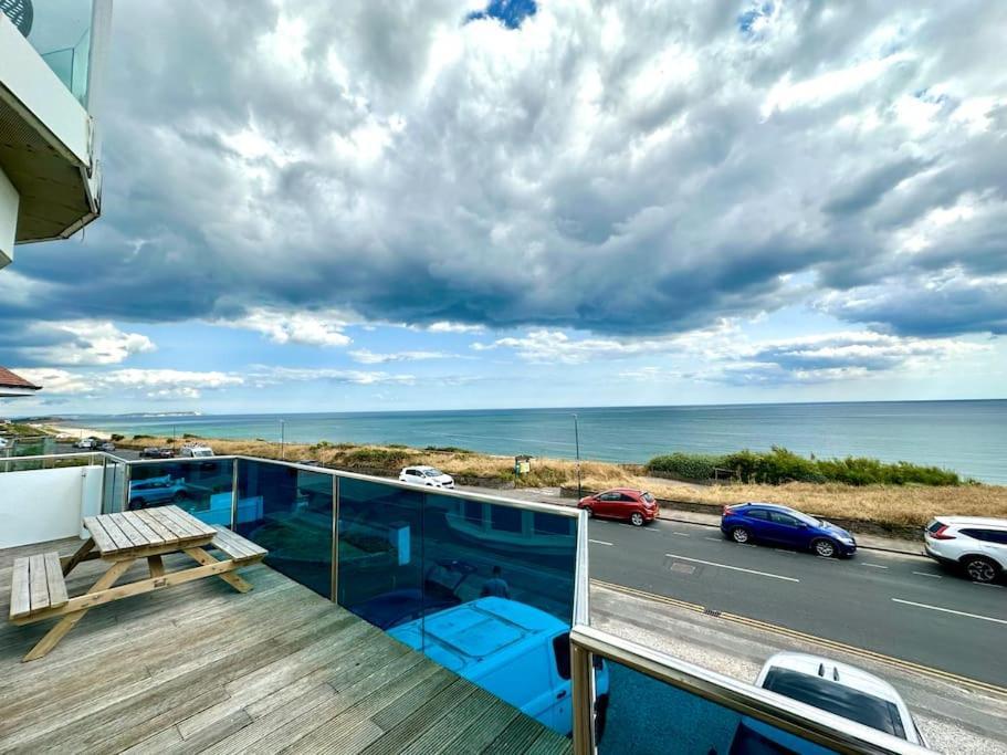 Seaside Panorama Retreat: Beachfront Comfort for Four Bournemouth Exterior photo