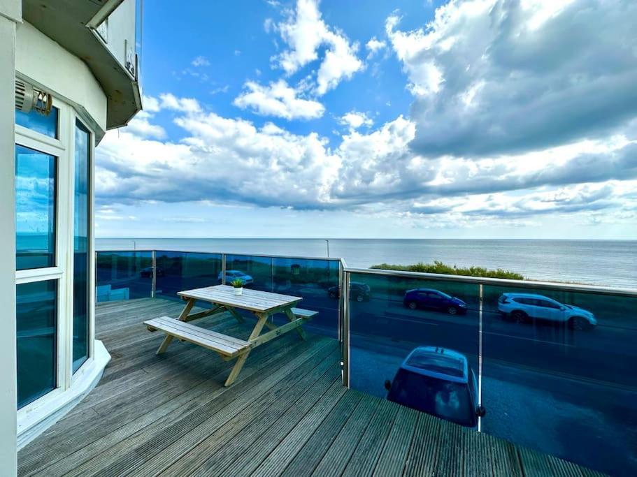 Seaside Panorama Retreat: Beachfront Comfort for Four Bournemouth Exterior photo