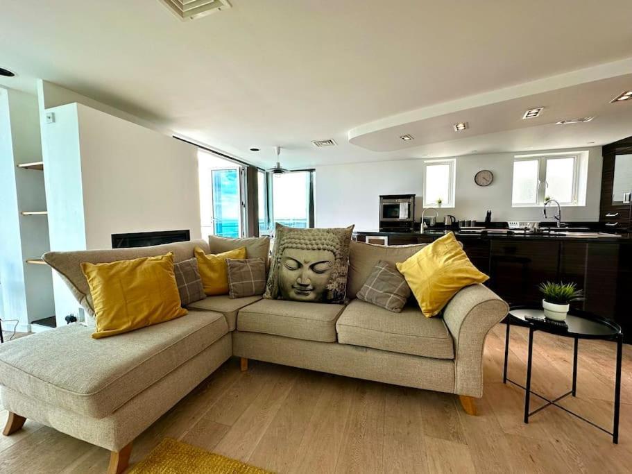 Seaside Panorama Retreat: Beachfront Comfort for Four Bournemouth Exterior photo
