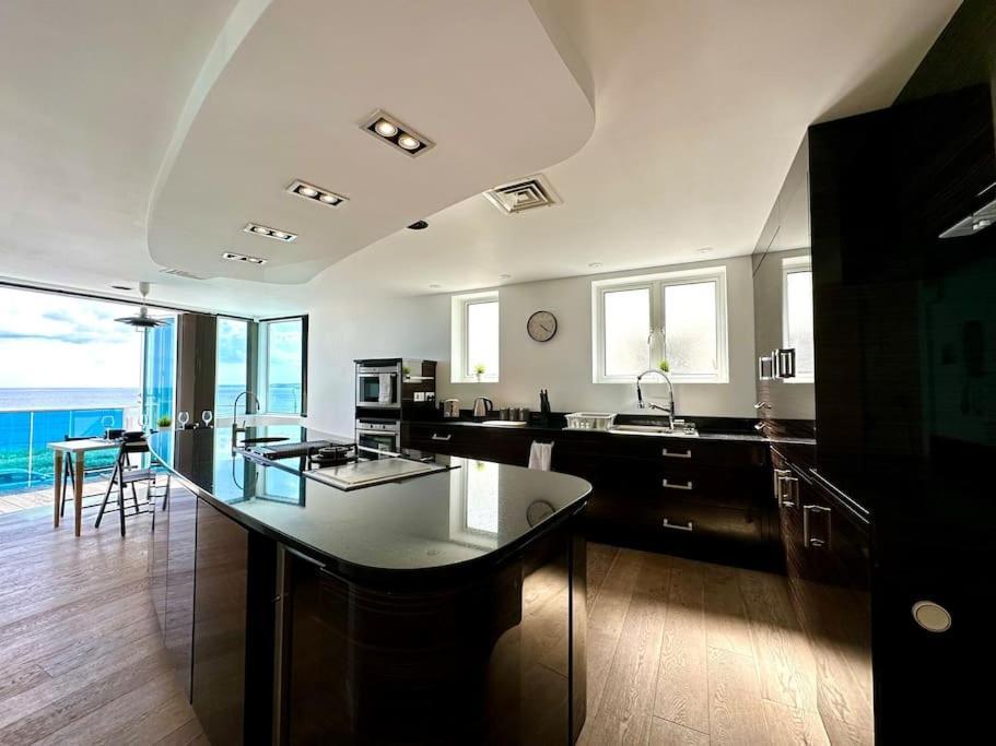 Seaside Panorama Retreat: Beachfront Comfort for Four Bournemouth Exterior photo