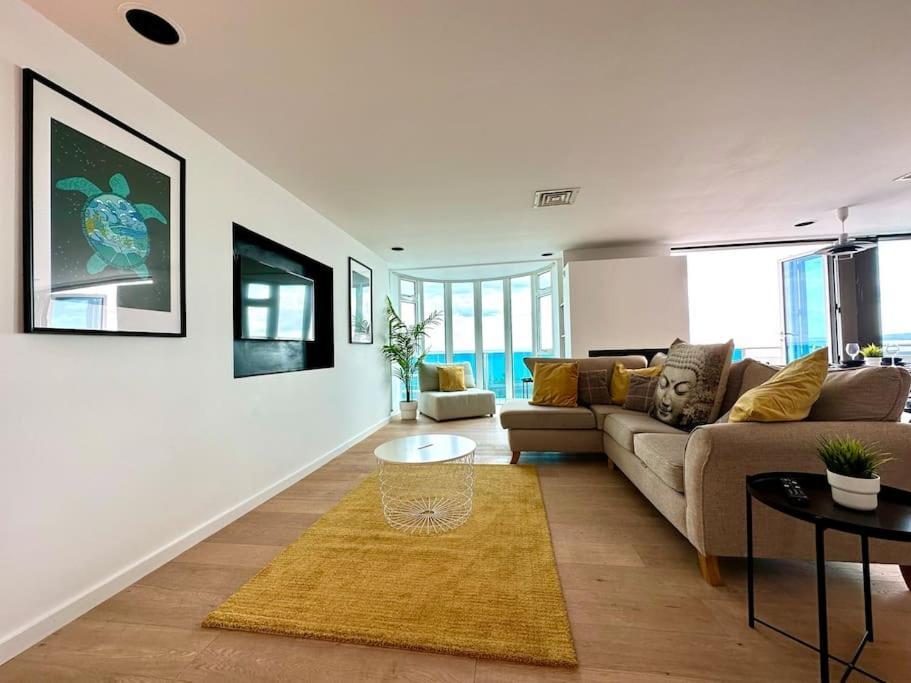 Seaside Panorama Retreat: Beachfront Comfort for Four Bournemouth Exterior photo
