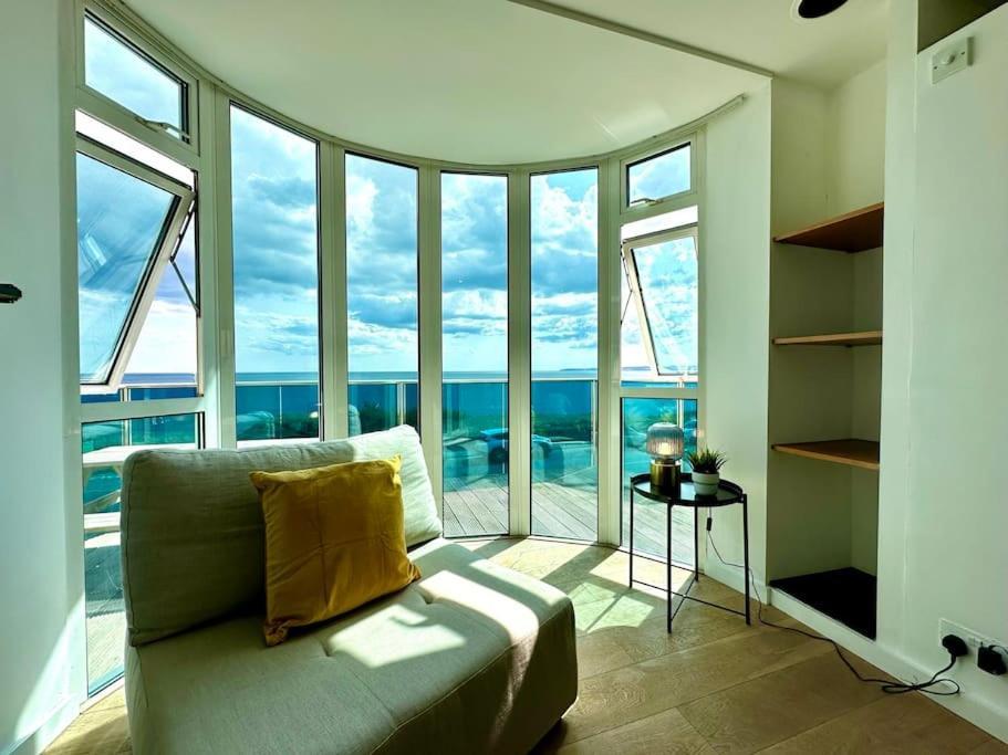Seaside Panorama Retreat: Beachfront Comfort for Four Bournemouth Exterior photo