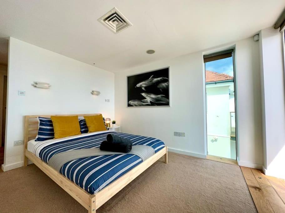 Seaside Panorama Retreat: Beachfront Comfort for Four Bournemouth Exterior photo