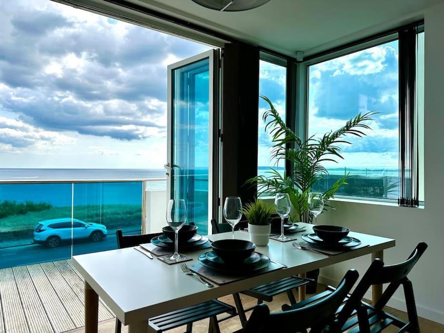 Seaside Panorama Retreat: Beachfront Comfort for Four Bournemouth Exterior photo